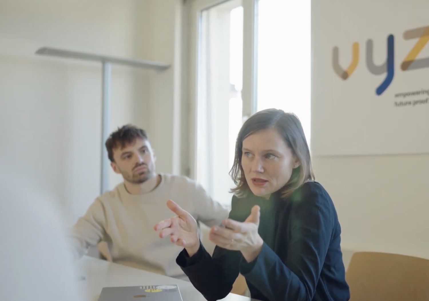 Zwei vyzn-Teammitglieder im Gespräch im Büro